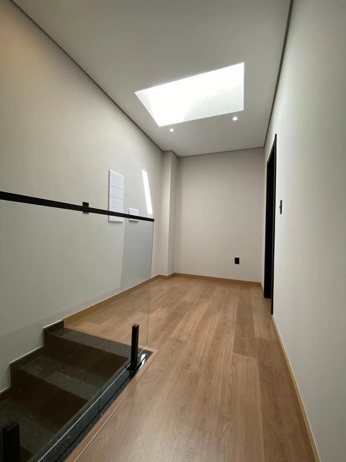 Sobrado de Esquina com Vista para Mata à Venda com 3 suítes, escritório e piscina, 225m² em Sorocaba/SP no Condomínio Sunlake