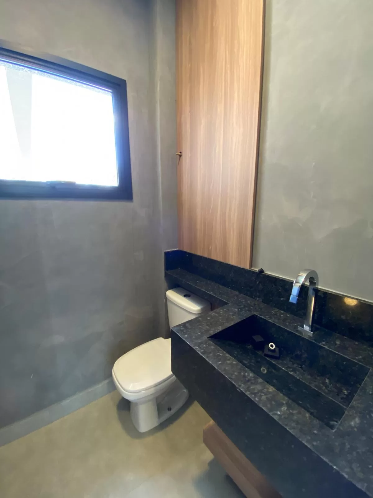 Sobrado de Esquina com Vista para Mata à Venda com 3 suítes, escritório e piscina, 225m² em Sorocaba/SP no Condomínio Sunlake