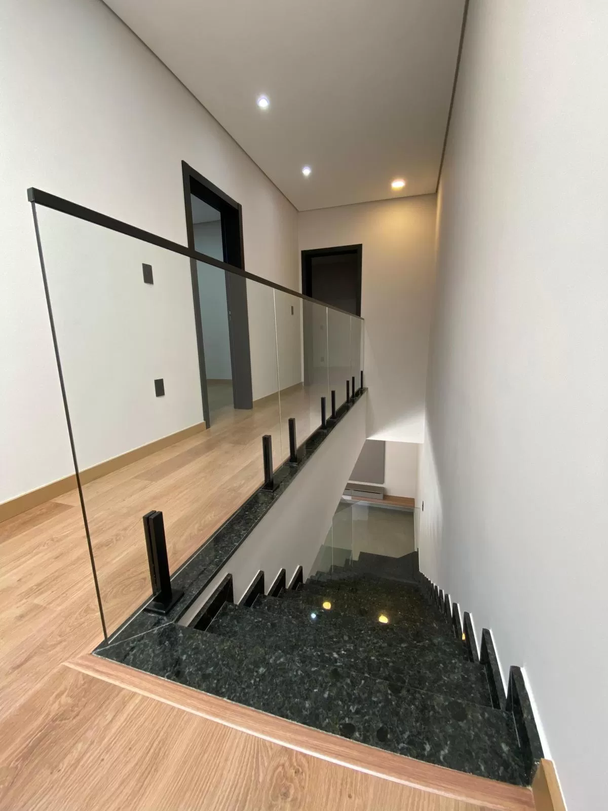 Sobrado de Esquina com Vista para Mata à Venda com 3 suítes, escritório e piscina, 225m² em Sorocaba/SP no Condomínio Sunlake