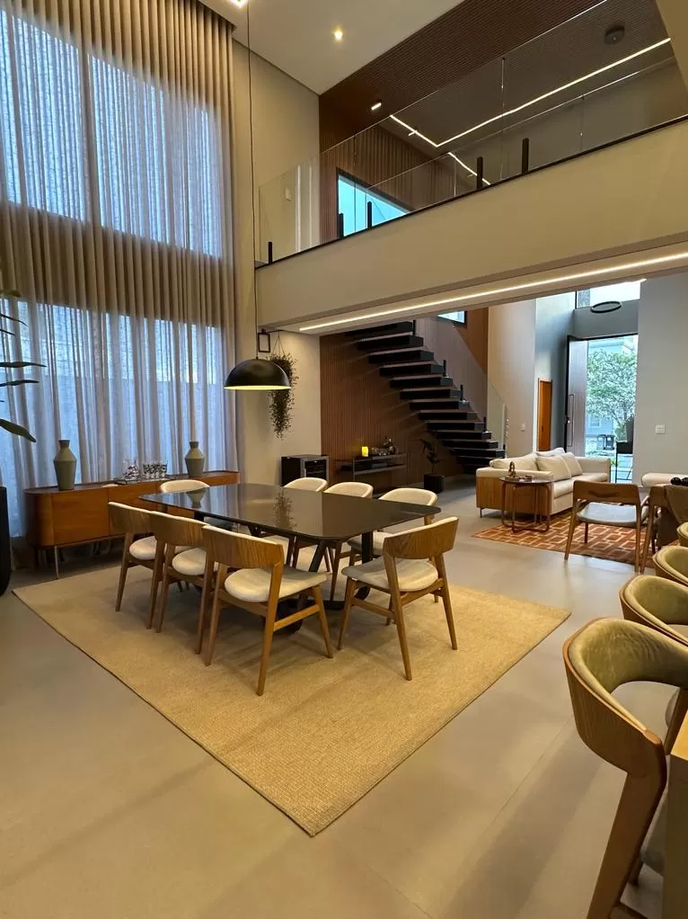 Sobrado à Venda na Modalidade de Porteira Fechada com 3 suítes e piscina, 425m² em Votorantim/SP no Condomínio Alphaville Nova Esplanada