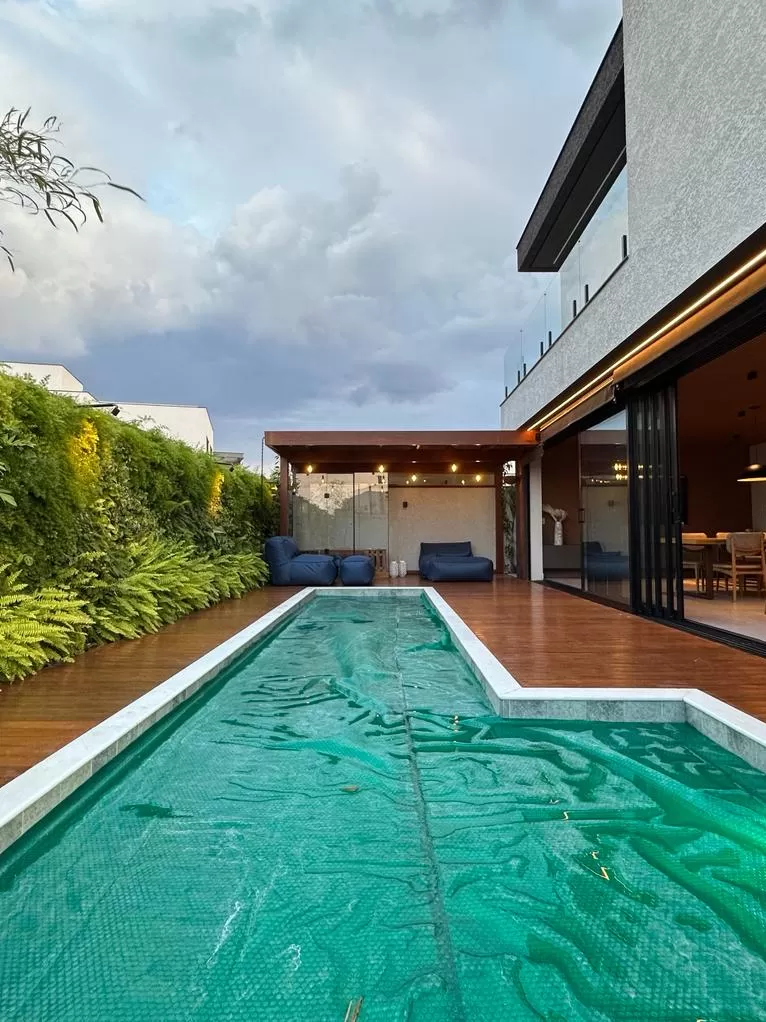 Sobrado à Venda na Modalidade de Porteira Fechada com 3 suítes e piscina, 425m² em Votorantim/SP no Condomínio Alphaville Nova Esplanada