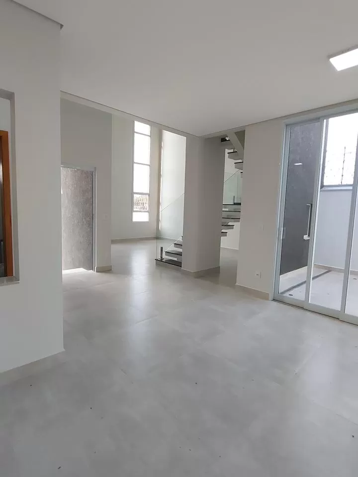Sobrado à Venda com 3 suítes sendo 2 com closet e piscina, 226m² em Votorantim/SP no Condomínio Belvedere