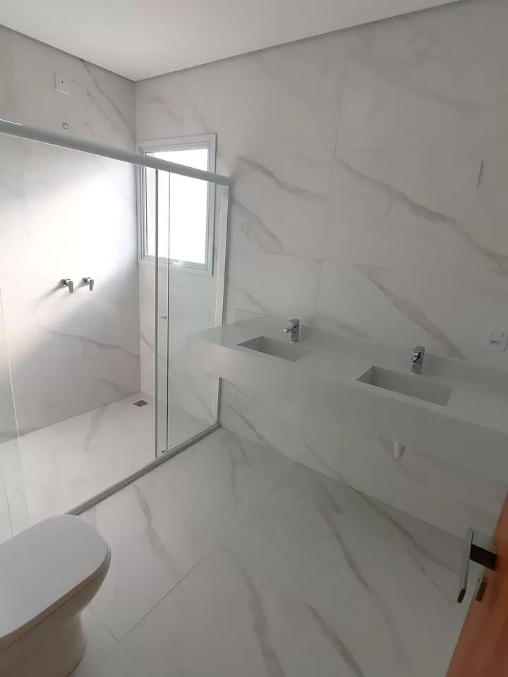 Sobrado à Venda com 3 suítes sendo 2 com closet e piscina, 226m² em Votorantim/SP no Condomínio Belvedere