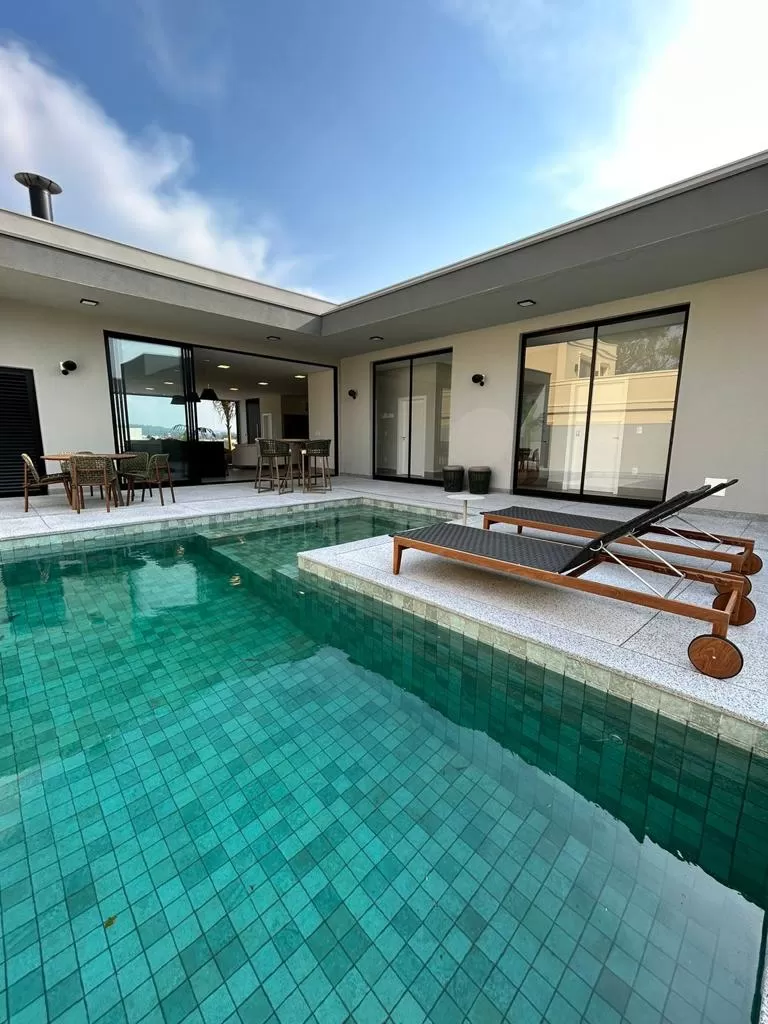Casa Térrea à Venda e Locação com 3 suítes, escritório, academia, sala de jogos e piscina em Votorantim/SP no Condomínio Alphaville Nova Esplanada