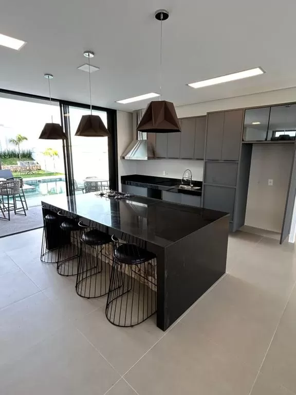 Casa Térrea à Venda e Locação com 3 suítes, escritório, academia, sala de jogos e piscina em Votorantim/SP no Condomínio Alphaville Nova Esplanada