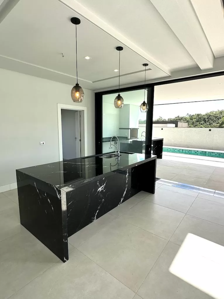 Casa à Venda com 4 suítes e escritório, 357m² em Votorantim/SP no Condomínio Alphaville Nova Esplanada