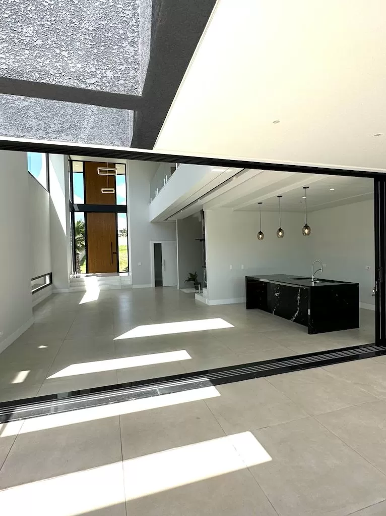 Casa à Venda com 4 suítes e escritório, 357m² em Votorantim/SP no Condomínio Alphaville Nova Esplanada