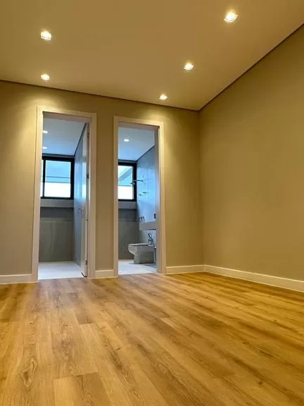 Sobrado à Venda com 4 suítes sendo 1 master e piscina, 421m² em Votorantim/SP no Condomínio Alphaville Nova Esplanada