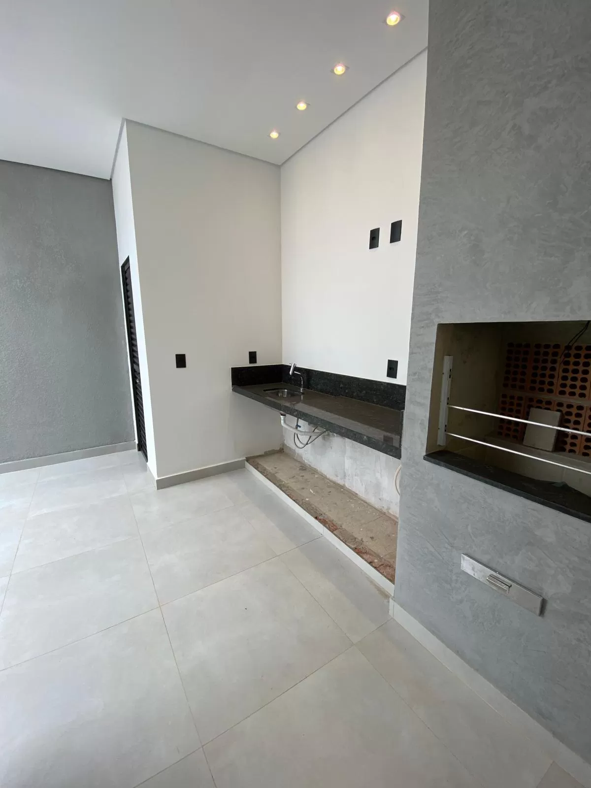 Casa à Venda com 3 quartos sendo 1 suíte e banheira de hidromassagem, 107m² em Sorocaba/SP no Condominio Villagio Ipanema