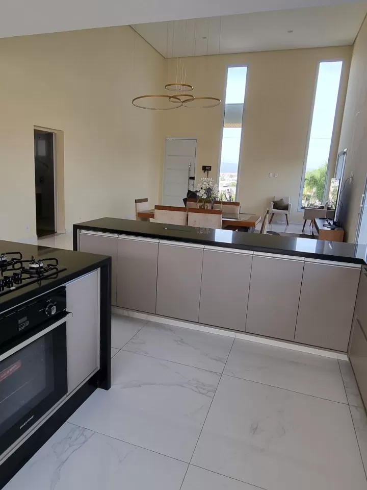 Casa à Venda com 3 suítes sendo 1 master com closet e móveis planejados, 280m² em Votorantim/SP no Condomínio Alphaville Nova Esplanada 