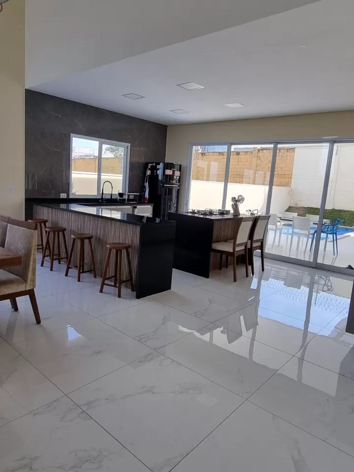 Casa à Venda com 3 suítes sendo 1 master com closet e móveis planejados, 280m² em Votorantim/SP no Condomínio Alphaville Nova Esplanada 