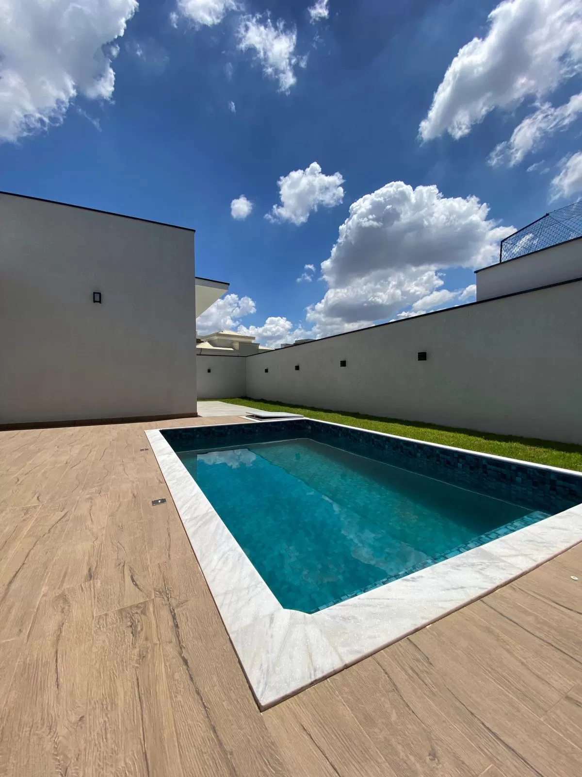 Casa à Venda com 3 suítes, escritório e piscina, 240m² em Votorantim/SP no Condomínio Alphaville Nova Esplanada