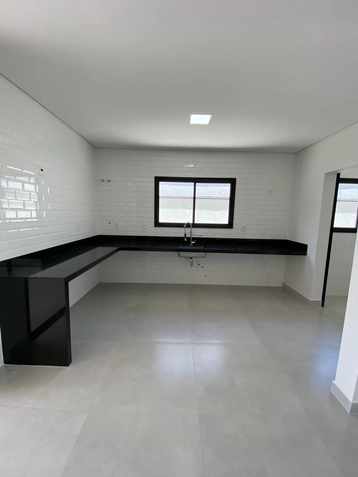 Casa à Venda com 3 suítes, escritório e piscina, 240m² em Votorantim/SP no Condomínio Alphaville Nova Esplanada