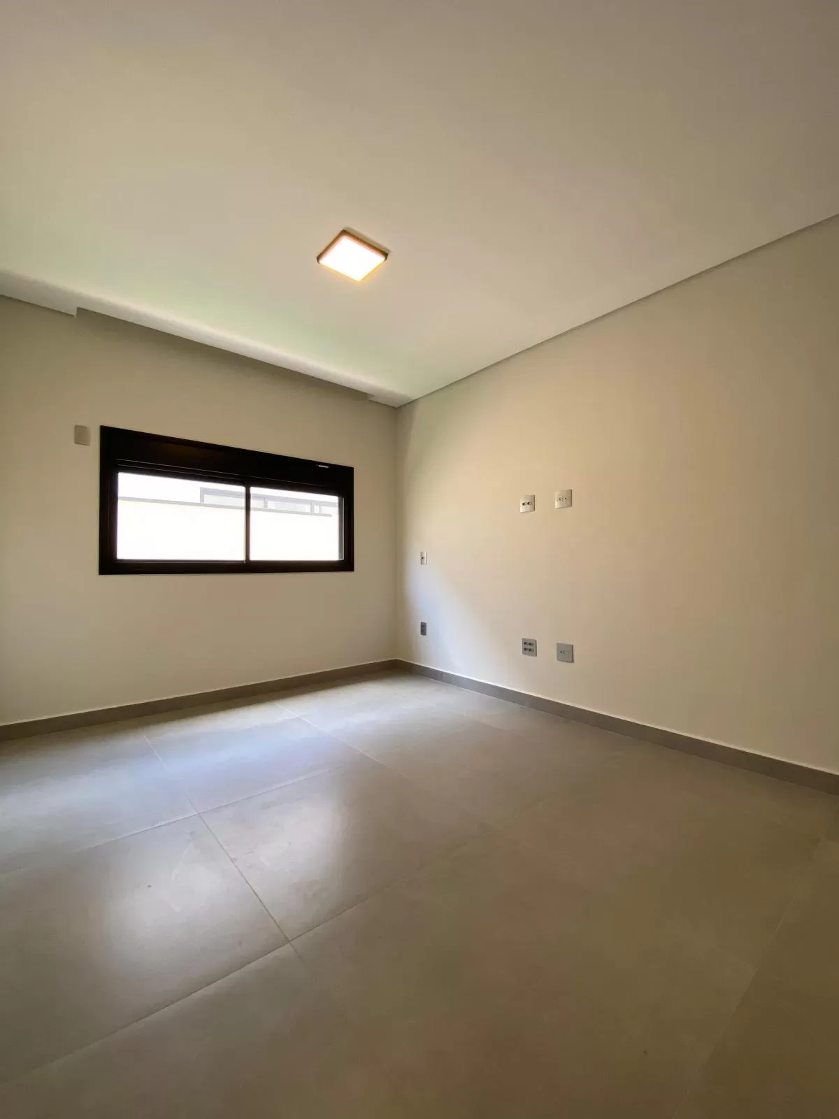 Casa à Venda com 3 suítes sendo 1 master com banheira de hidromassagem e piscina aquecida com hidromassagem, 251m² em Votorantim/SP no Condominio Alphaville Nova Esplanada