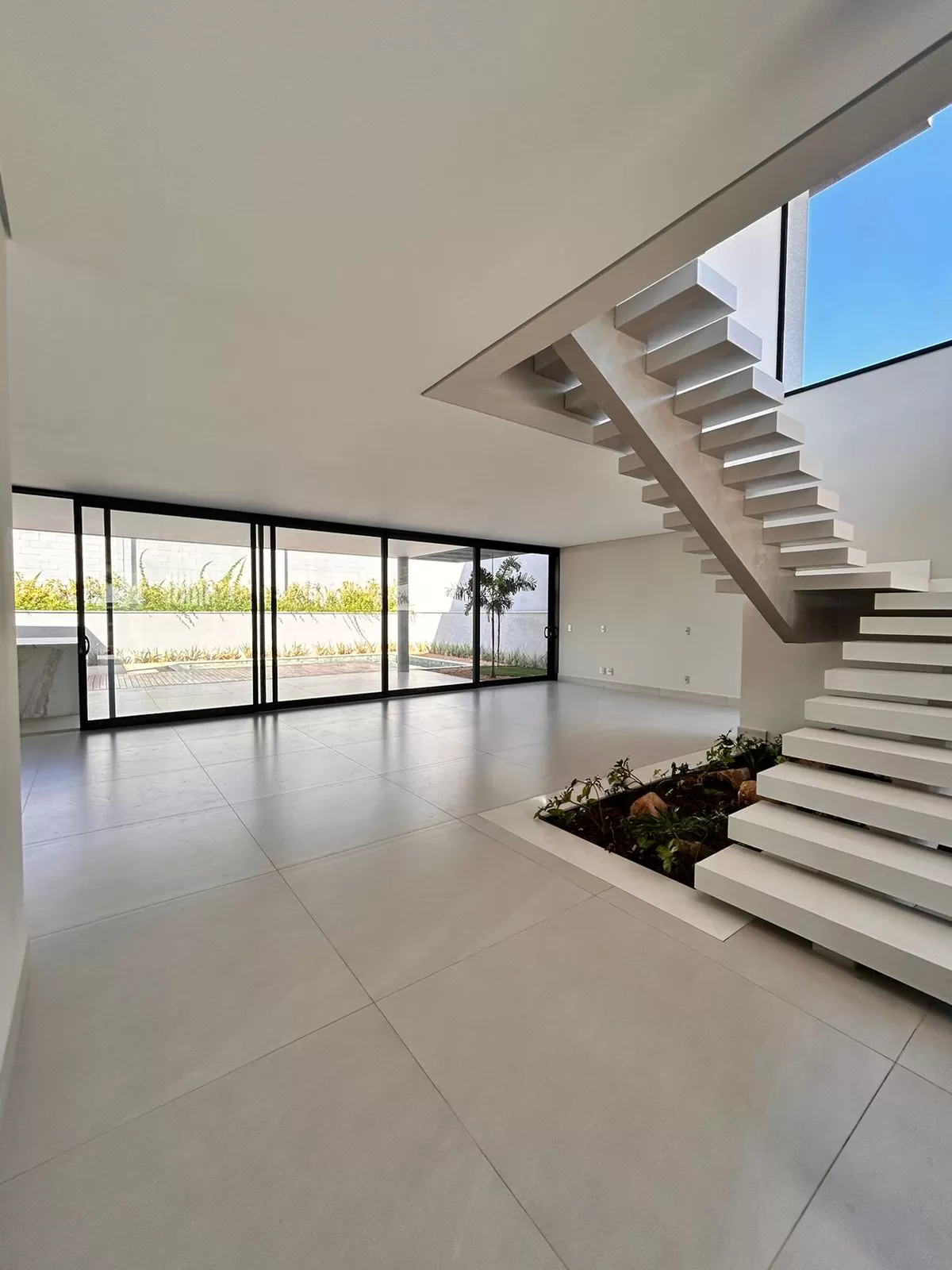 Casa à Venda com 4 suítes, escritório, piscina e aquecimento solar, 359m² em Votorantim/SP no Condomínio Alphaville Nova Esplanada