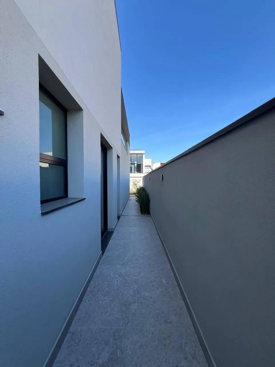 Sobrado à Venda com 4 suítes, escritório, adega e piscina, 367m² em Votorantim/SP no Condomínio Alphaville Nova Esplanada 