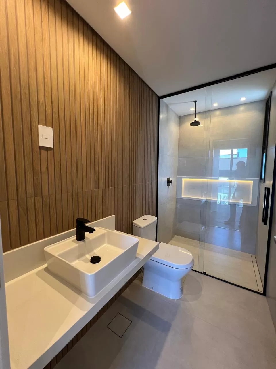 Sobrado à Venda com 4 suítes, escritório, adega e piscina, 367m² em Votorantim/SP no Condomínio Alphaville Nova Esplanada 