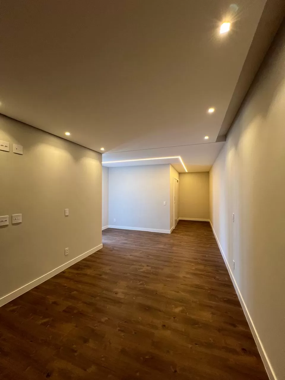 Sobrado à Venda com 4 suítes, escritório, adega e piscina, 367m² em Votorantim/SP no Condomínio Alphaville Nova Esplanada 