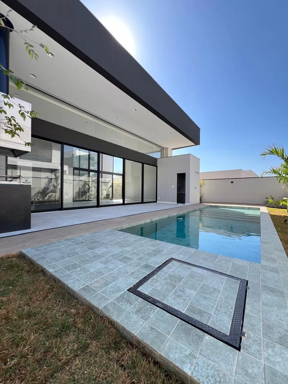 Sobrado à Venda com 4 suítes, escritório, adega e piscina, 367m² em Votorantim/SP no Condomínio Alphaville Nova Esplanada 
