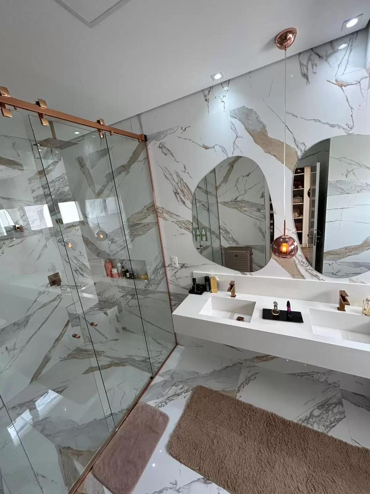 Sobrado à Venda com 3 suítes sendo 2 com closet, escritório e piscina com vista para mata, 300m² em Votorantim/SP no Condomínio Alphaville Nova Esplanada