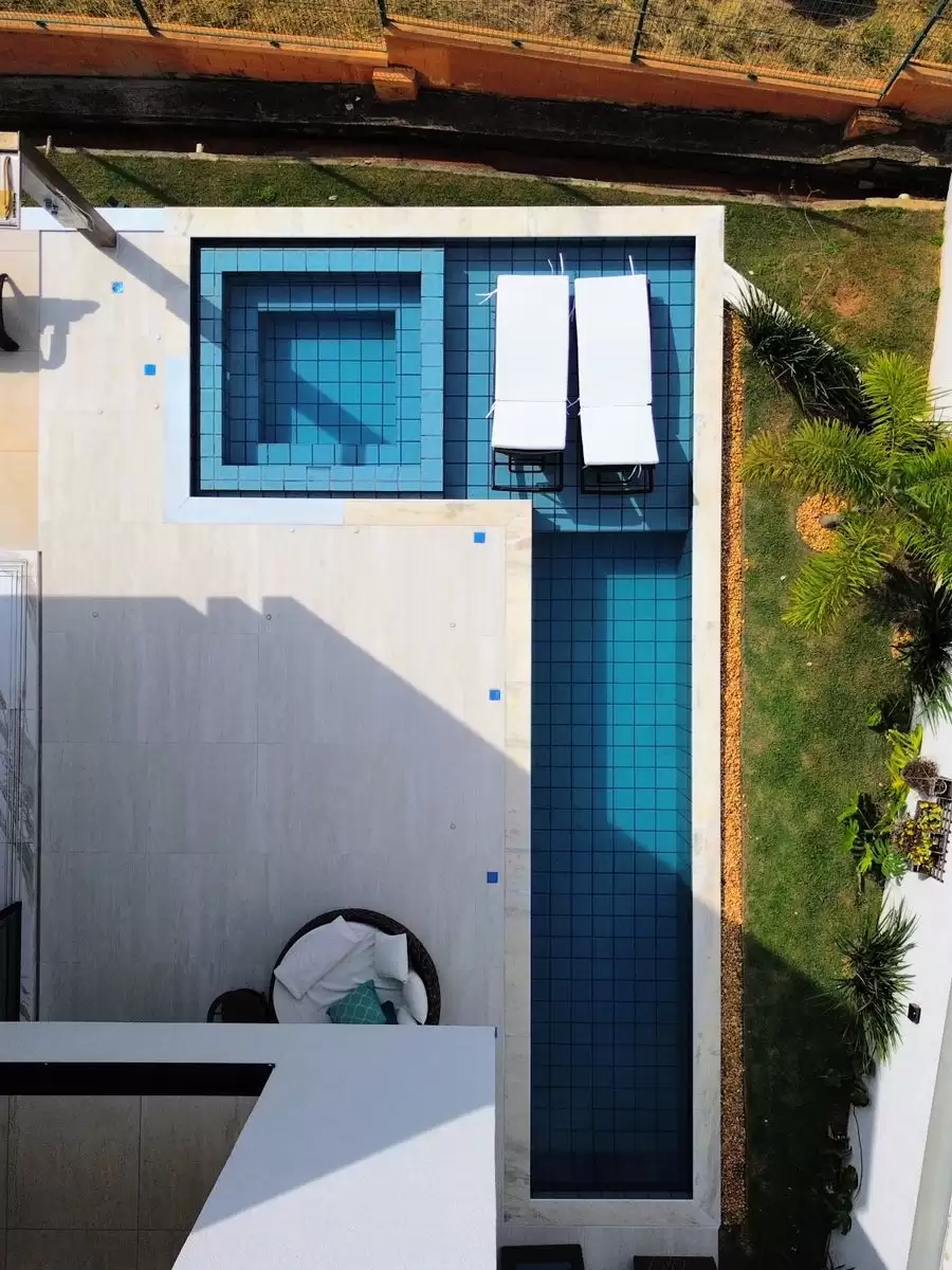 Sobrado à Venda com 3 suítes sendo 2 com closet, escritório e piscina com vista para mata, 300m² em Votorantim/SP no Condomínio Alphaville Nova Esplanada