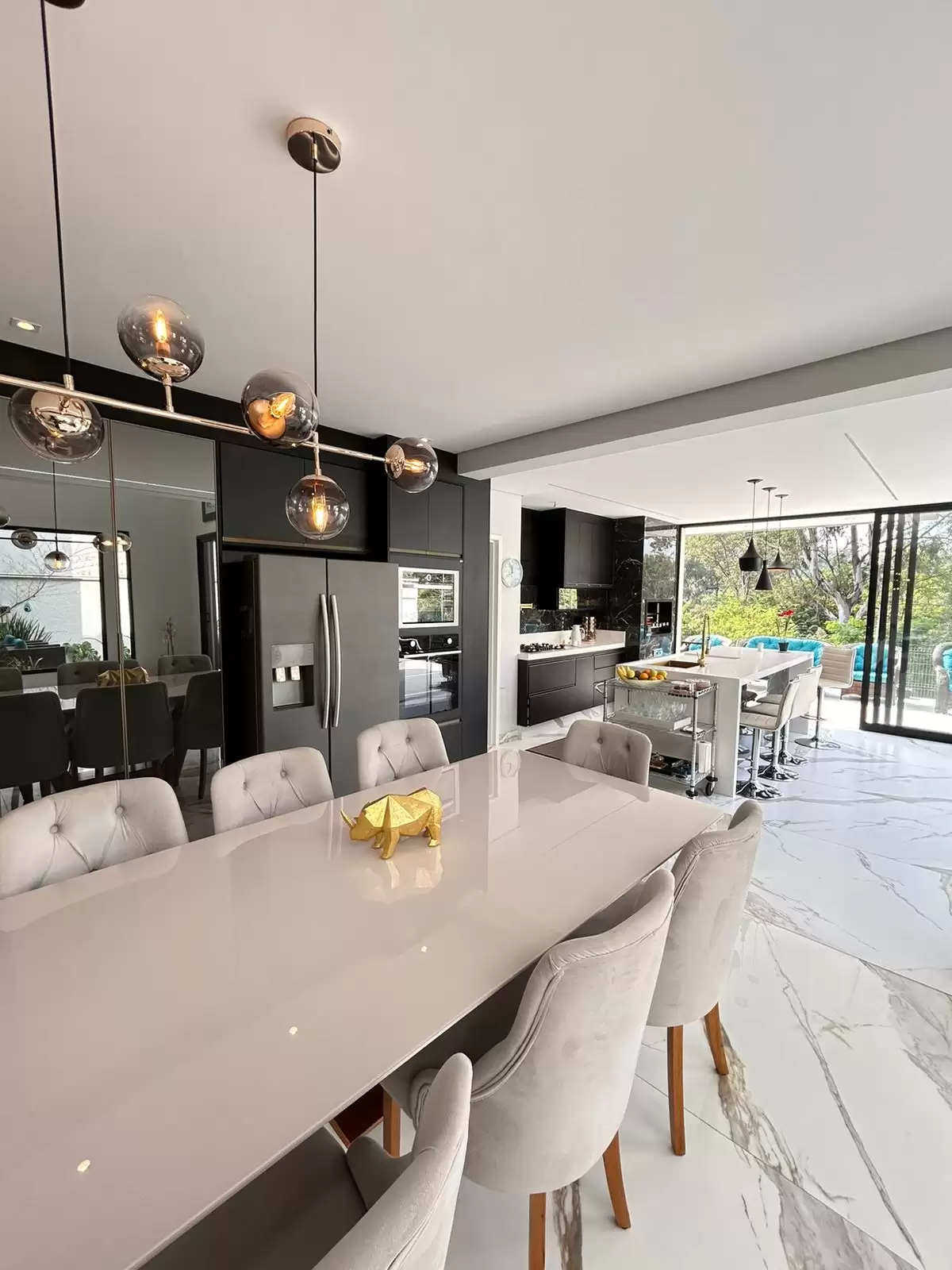 Sobrado à Venda com 3 suítes sendo 2 com closet, escritório e piscina com vista para mata, 300m² em Votorantim/SP no Condomínio Alphaville Nova Esplanada