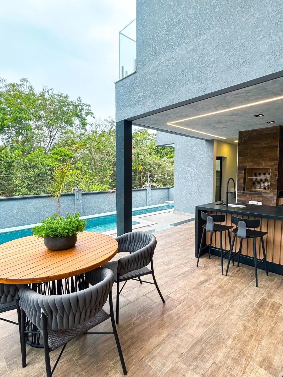 Sobrado à Venda na Modalide de Porteira Fechada com 4 suítes, banheira de imersão e piscina de borda infinita, 328m² em Votorantim/SP no Condomínio Alphaville Nova Esplanada