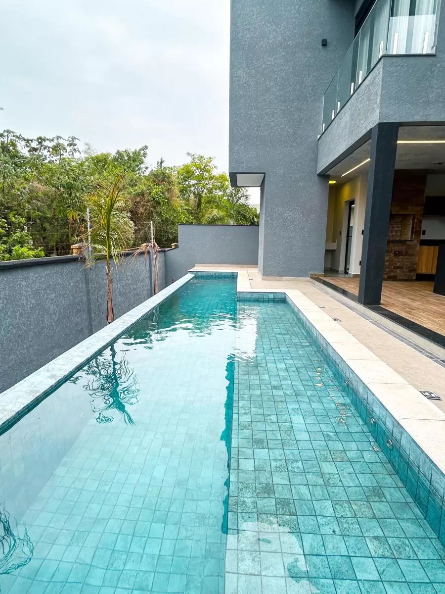 Sobrado à Venda na Modalide de Porteira Fechada com 4 suítes, banheira de imersão e piscina de borda infinita, 328m² em Votorantim/SP no Condomínio Alphaville Nova Esplanada