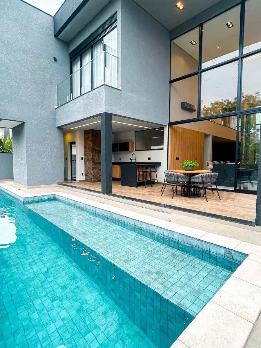 Sobrado à Venda na Modalide de Porteira Fechada com 4 suítes, banheira de imersão e piscina de borda infinita, 328m² em Votorantim/SP no Condomínio Alphaville Nova Esplanada