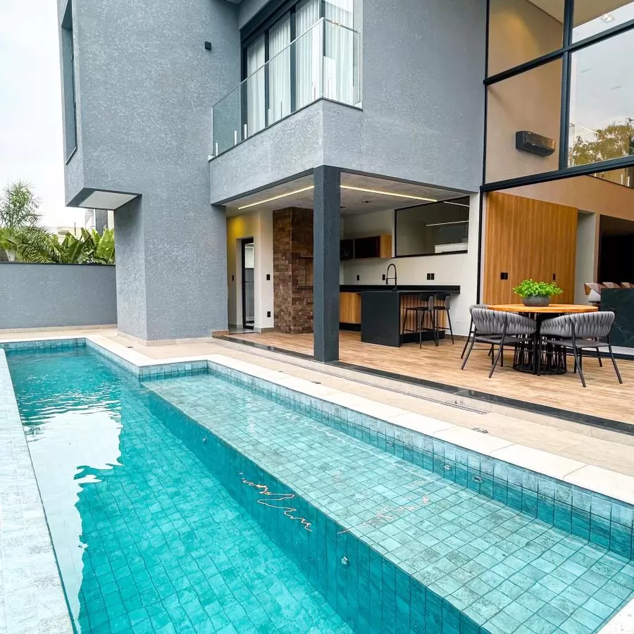 Sobrado à Venda na Modalide de Porteira Fechada com 4 suítes, banheira de imersão e piscina de borda infinita, 328m² em Votorantim/SP no Condomínio Alphaville Nova Esplanada