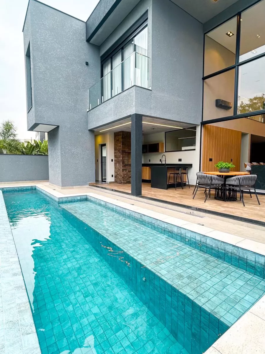 Sobrado à Venda na Modalide de Porteira Fechada com 4 suítes, banheira de imersão e piscina de borda infinita, 328m² em Votorantim/SP no Condomínio Alphaville Nova Esplanada