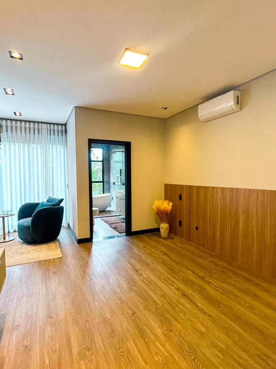 Sobrado à Venda na Modalide de Porteira Fechada com 4 suítes, banheira de imersão e piscina de borda infinita, 328m² em Votorantim/SP no Condomínio Alphaville Nova Esplanada