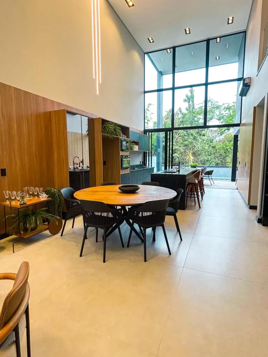 Sobrado à Venda na Modalide de Porteira Fechada com 4 suítes, banheira de imersão e piscina de borda infinita, 328m² em Votorantim/SP no Condomínio Alphaville Nova Esplanada