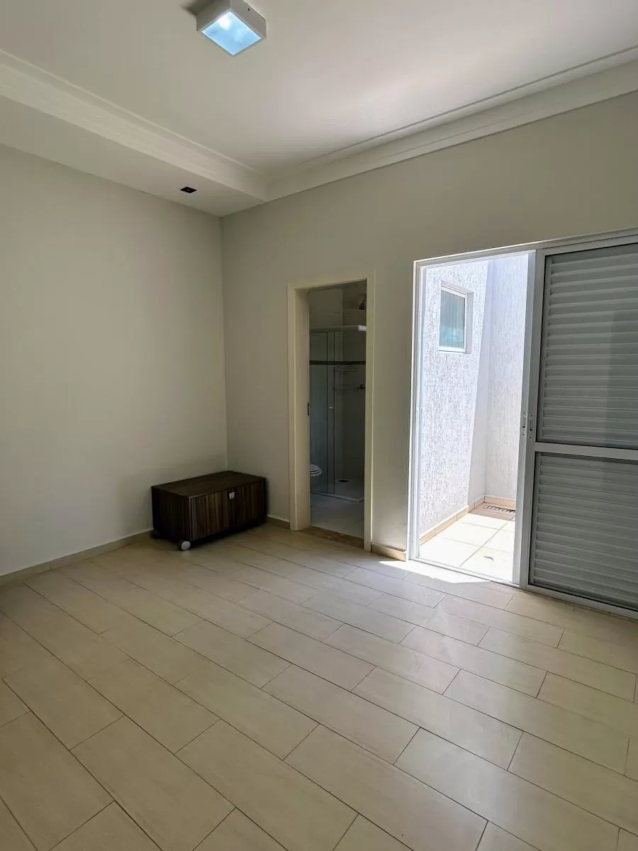 Casa de Esquina à Venda com 3 suítes, escritório e área gourmet com piscina, 232m² no Condomínio Belvedere II em Votorantim/SP