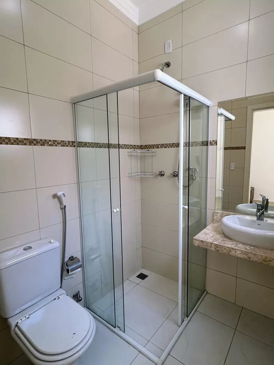 Casa de Esquina à Venda com 3 suítes, escritório e área gourmet com piscina, 232m² no Condomínio Belvedere II em Votorantim/SP