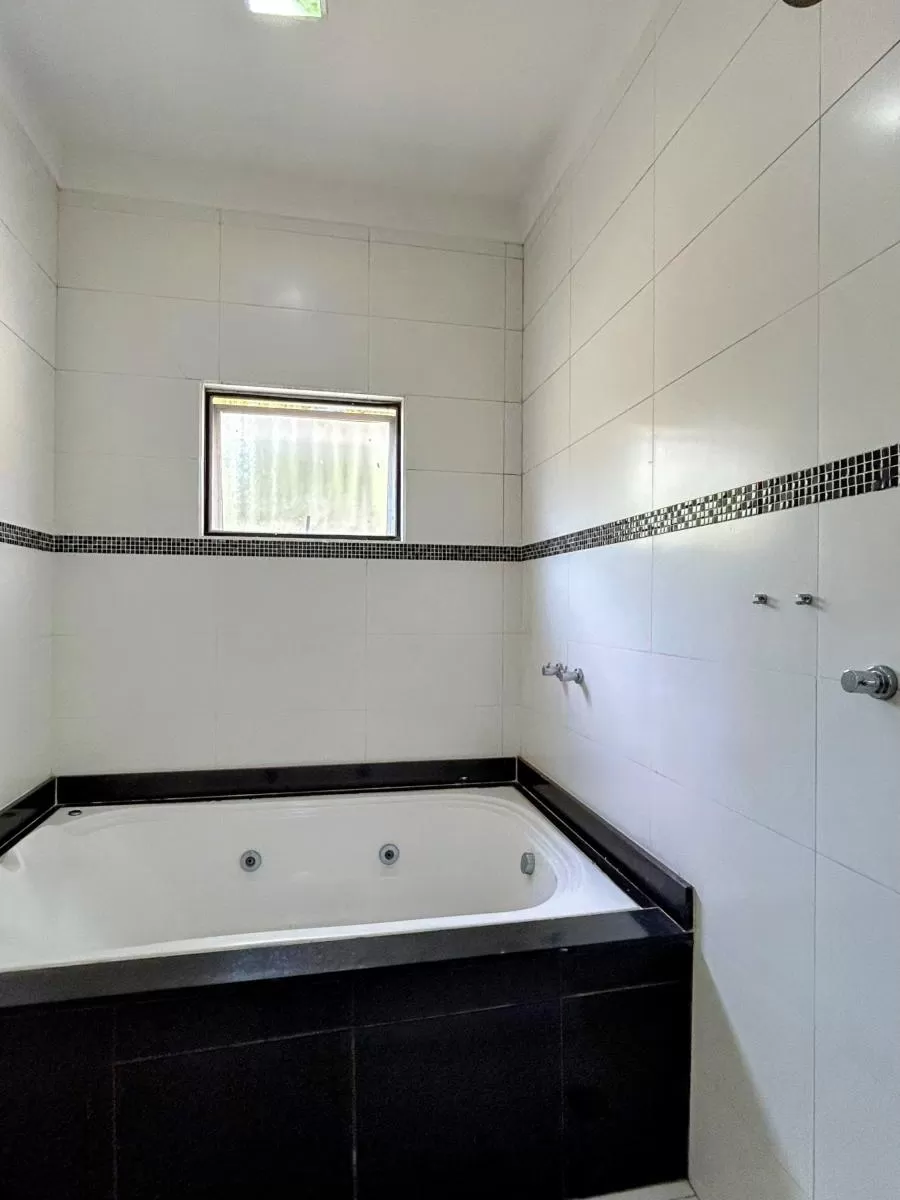 Casa de Esquina à Venda com 3 suítes, escritório e área gourmet com piscina, 232m² no Condomínio Belvedere II em Votorantim/SP
