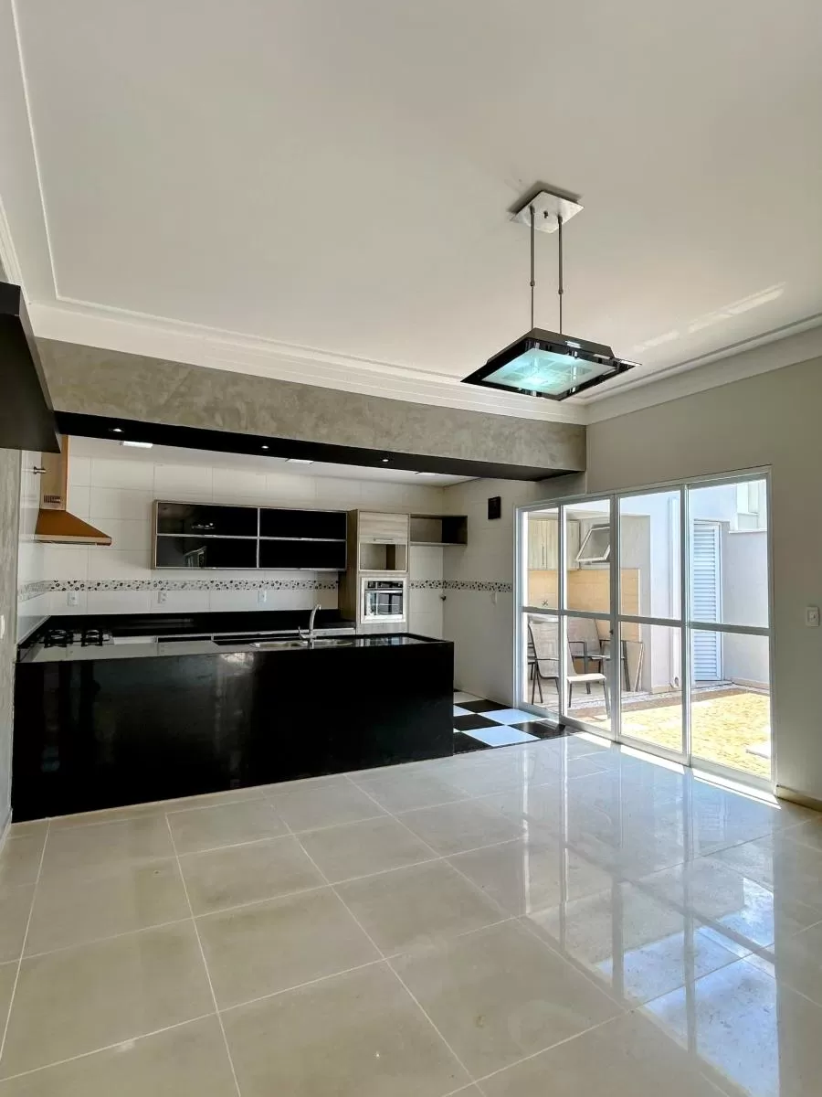 Casa de Esquina à Venda com 3 suítes, escritório e área gourmet com piscina, 232m² no Condomínio Belvedere II em Votorantim/SP