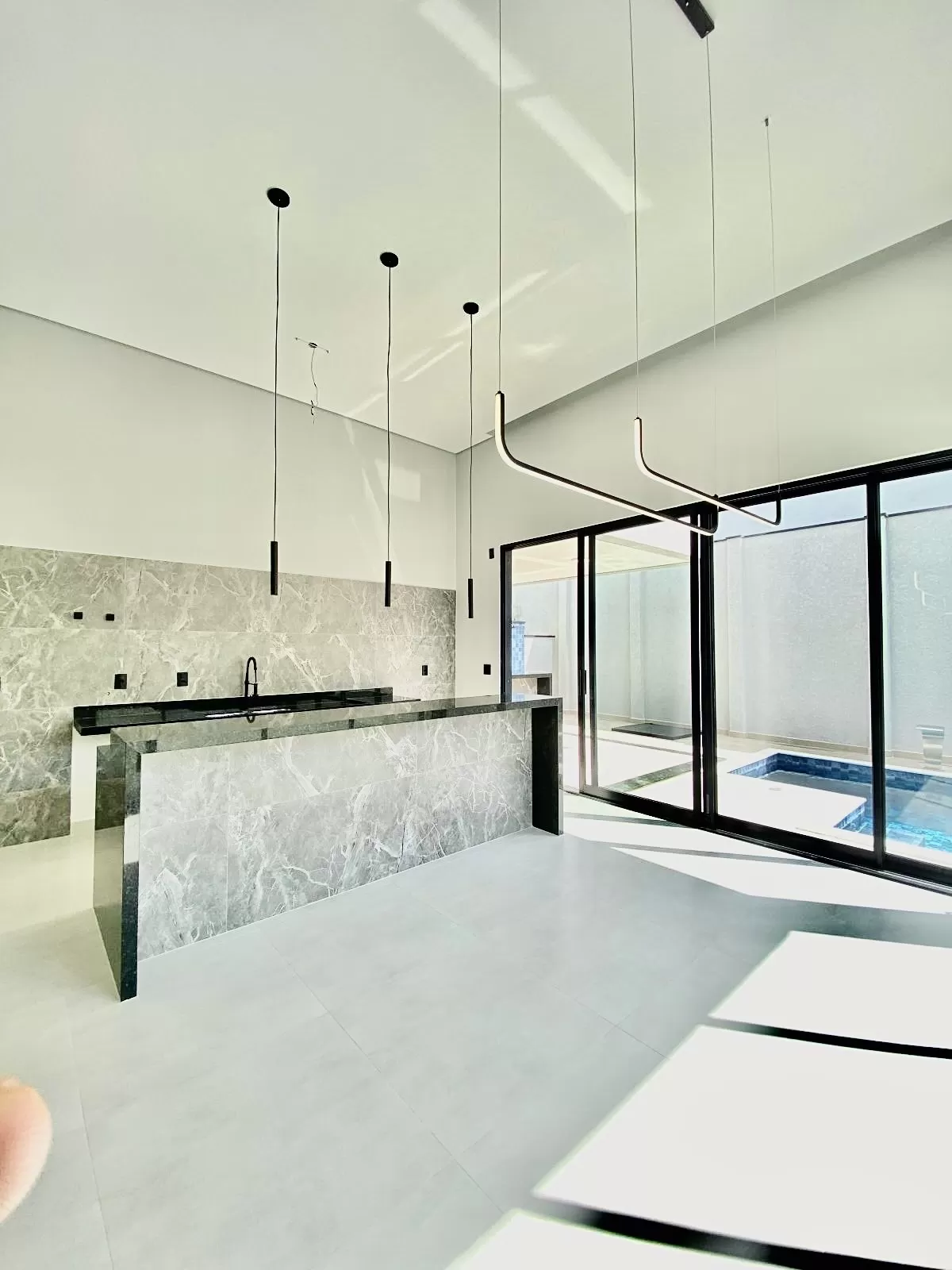 Casa à Venda com 3 suítes, escritório e área gourmet com piscina e churrasqueira, 260m² no Condomínio Aldeia da Mata em Votorantim/SP