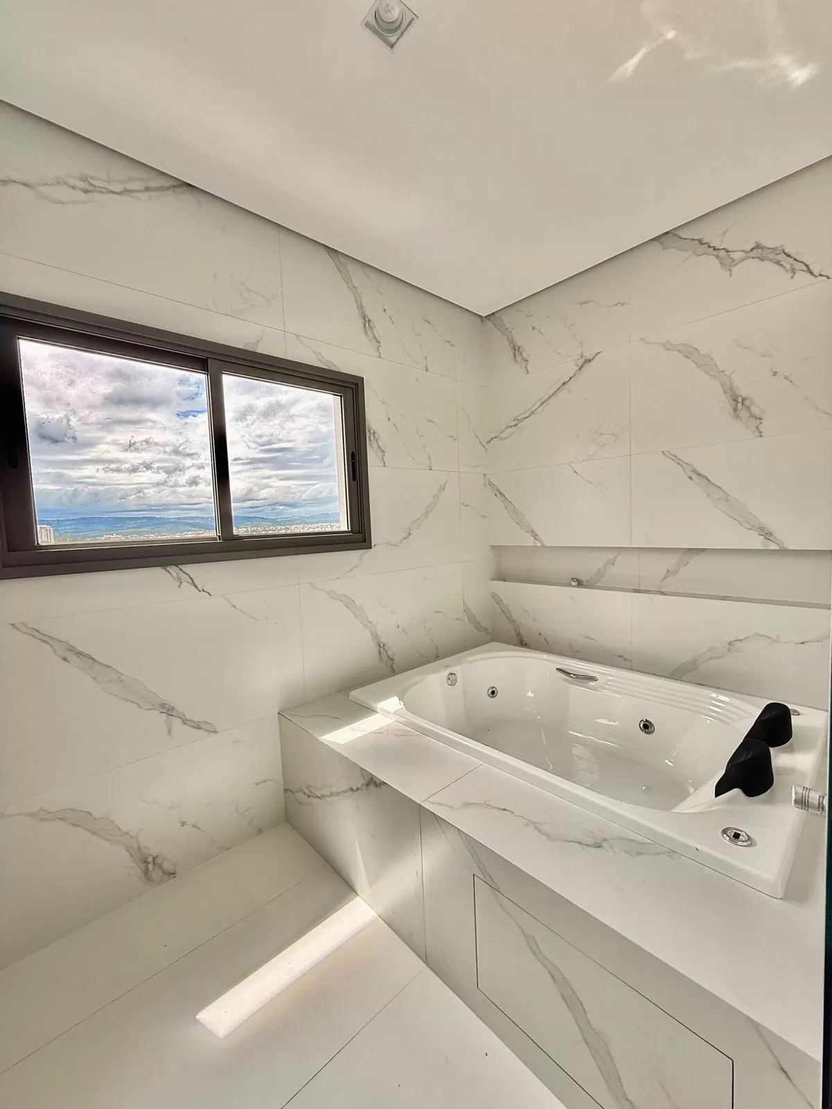 Casa Mobiliada à Venda com 5 suítes sendo 2 com closet e piscina, 480m² no condomínio Alphaville Nova Esplanada 2 em Votorantim/SP