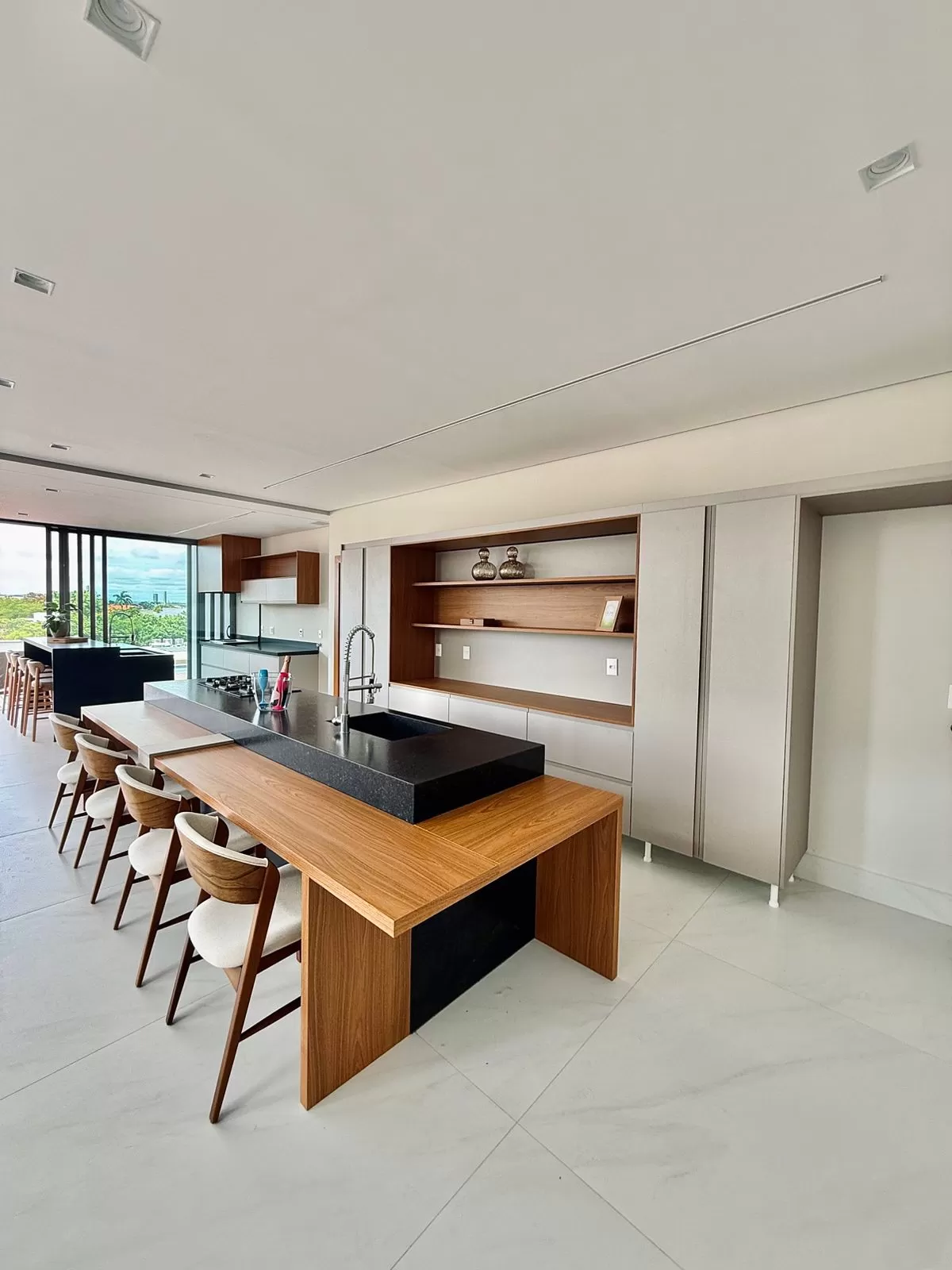 Casa Mobiliada à Venda com 5 suítes sendo 2 com closet e piscina, 480m² no condomínio Alphaville Nova Esplanada 2 em Votorantim/SP