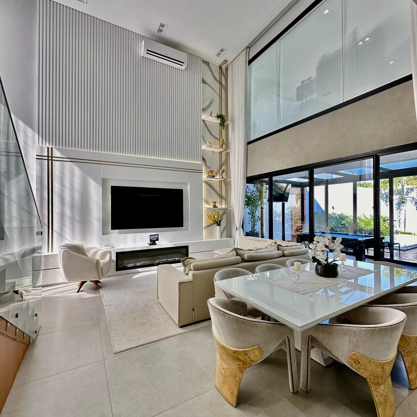 Casa Mobiliada à Venda com 4 quartos sendo 3 suítes e piscina aquecida, 315m² em Votorantim/SP no Condomínio Alphaville Nova Esplanada
