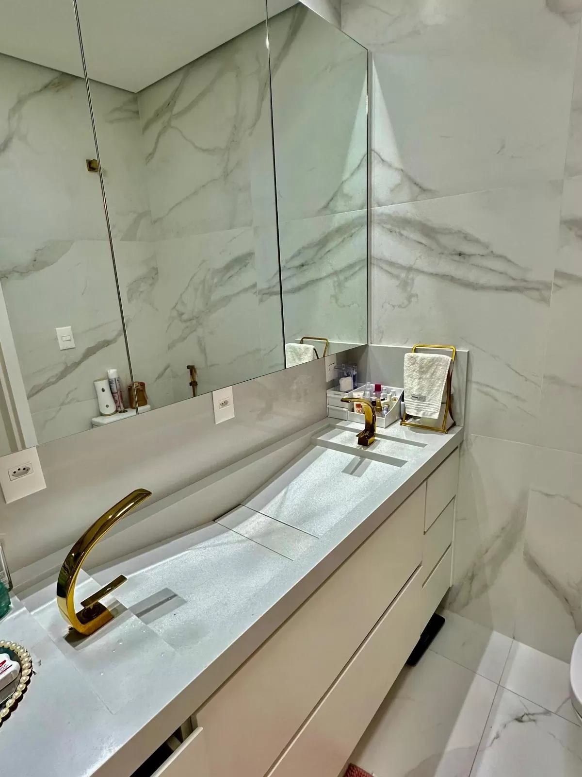 Casa Mobiliada à Venda com 4 quartos sendo 3 suítes e piscina aquecida, 315m² em Votorantim/SP no Condomínio Alphaville Nova Esplanada