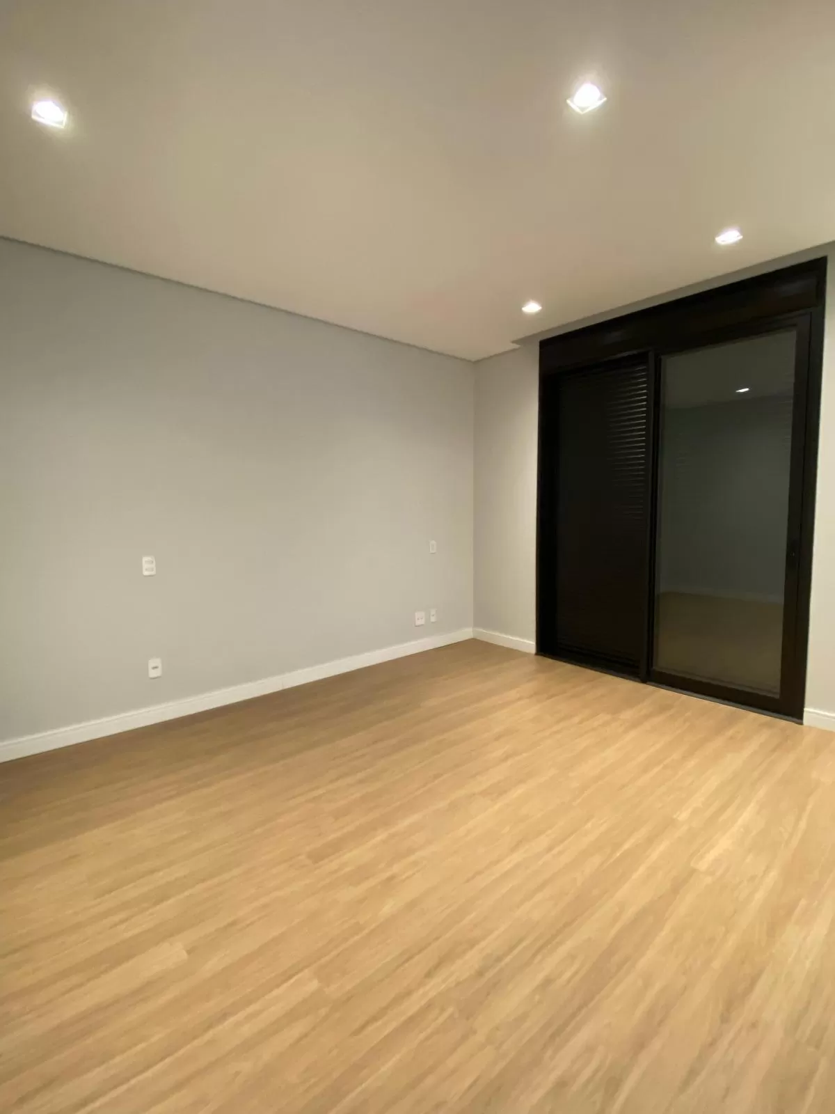 Sobrado à Venda com 3 suítes, escritório e piscina, 406m² em Votorantim/SP no Condomínio Alphaville Nova Esplanada