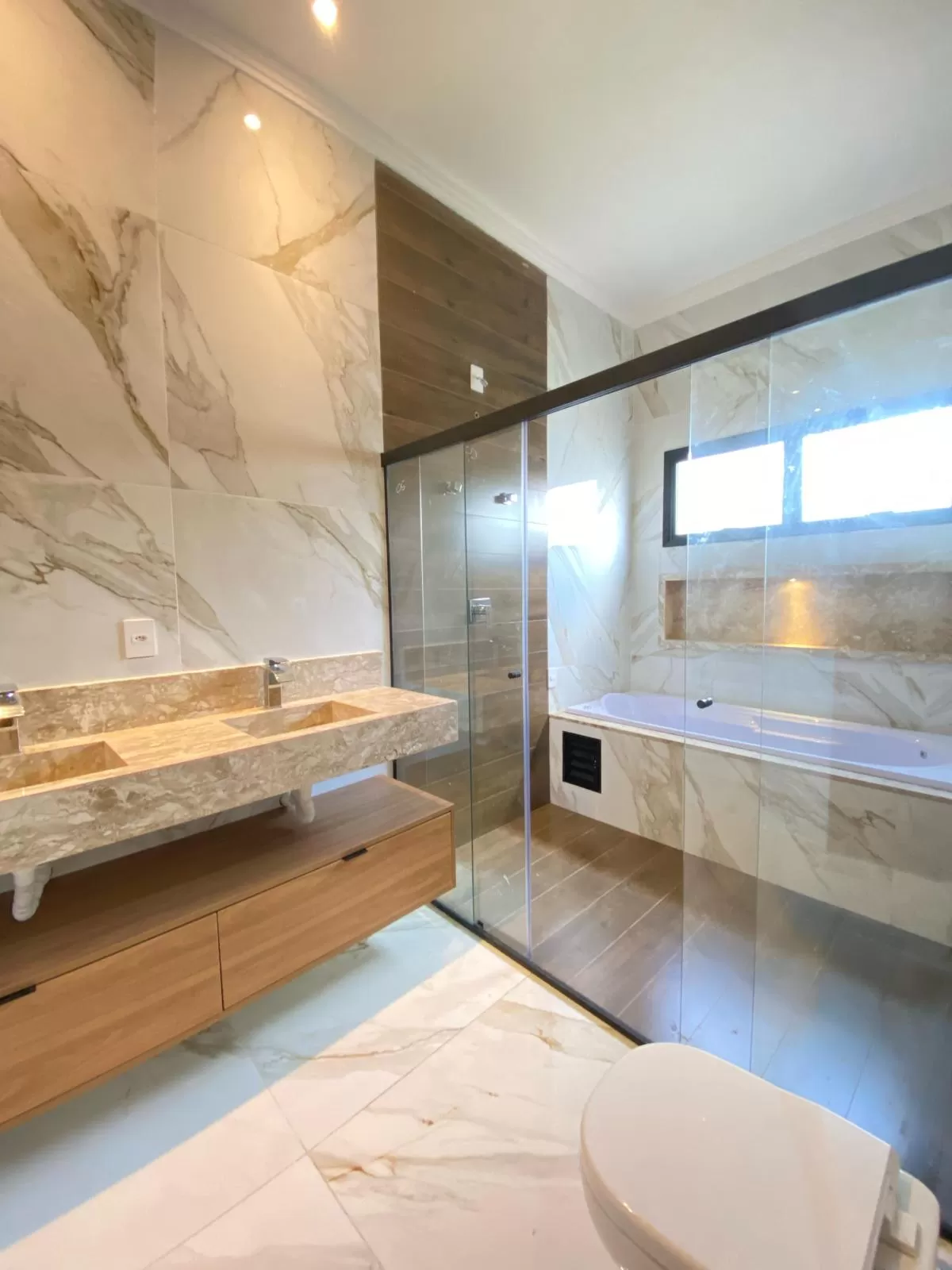 Casa à Venda com 3 suítes, escritório, piscina e banheira de hidromassagem, 243m² em Votorantim/SP no Condomínio Alphaville Nova Esplanada