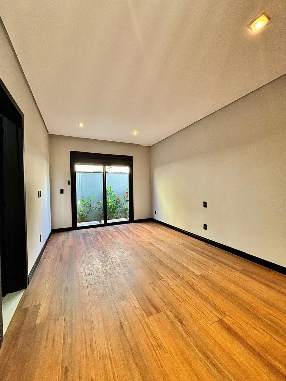 Sobrado à Venda com 4 suítes, móveis planejados e sala de home-theater, 342m² no Condomínio Alphaville Nova Esplanada 4 em Votorantim/SP
