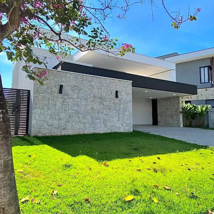 Casa à Venda com 3 suítes, escritório e piscina, 250m² em Votorantim/SP no Condomínio A