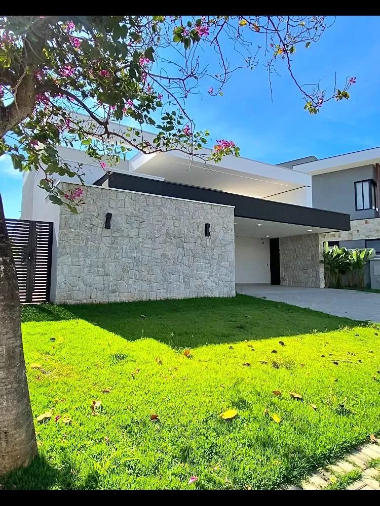 Casa à Venda com 3 suítes, escritório e piscina, 250m² em Votorantim/SP no Condomínio A