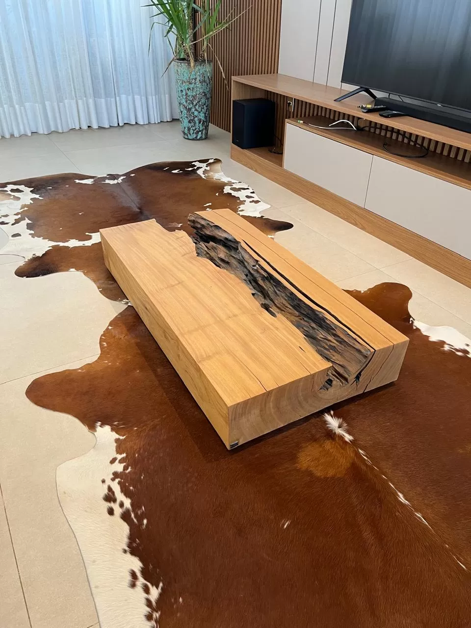 Casa Mobiliada à Venda e Locação com 3 suítes e piscina de borda infinita, 350m² no Condomínio Alphaville Nova Esplanada 4 em Votorantim/SP