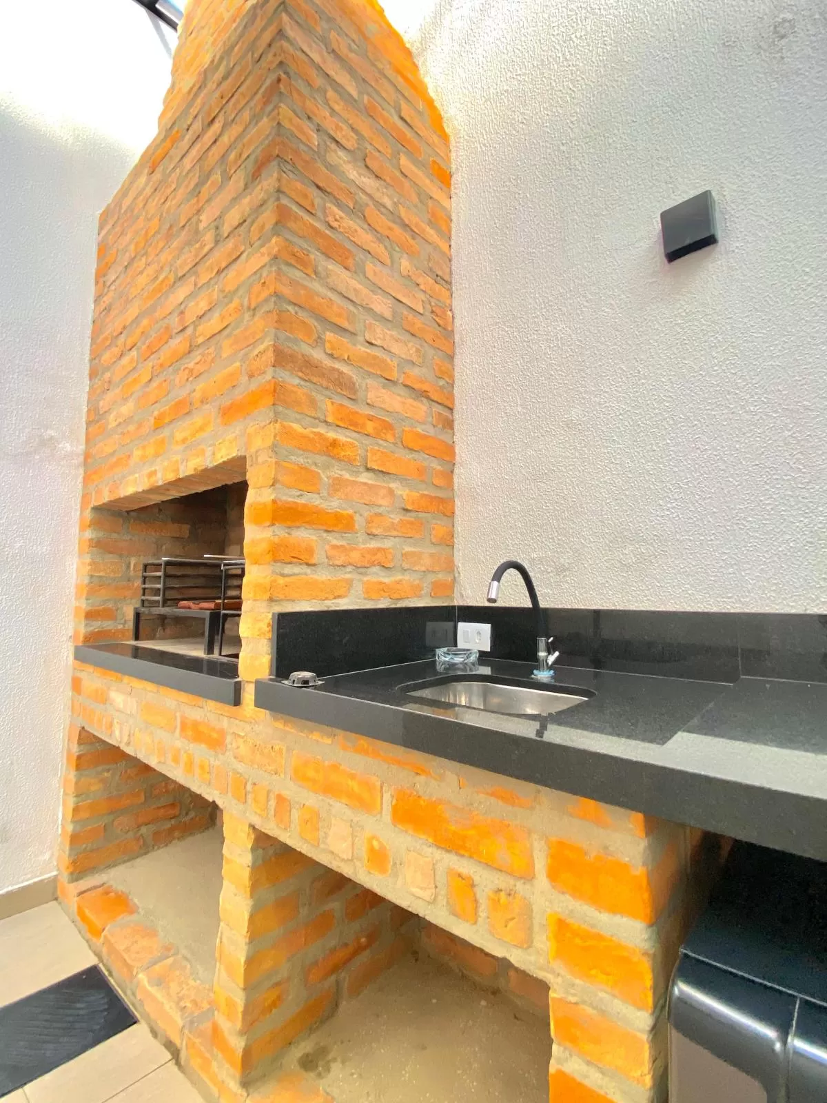 Casa à Venda com 2 dormitórios, móveis planejados e churrasqueira, 100m² no Condomínio Vale Azul em Votorantim/SP
