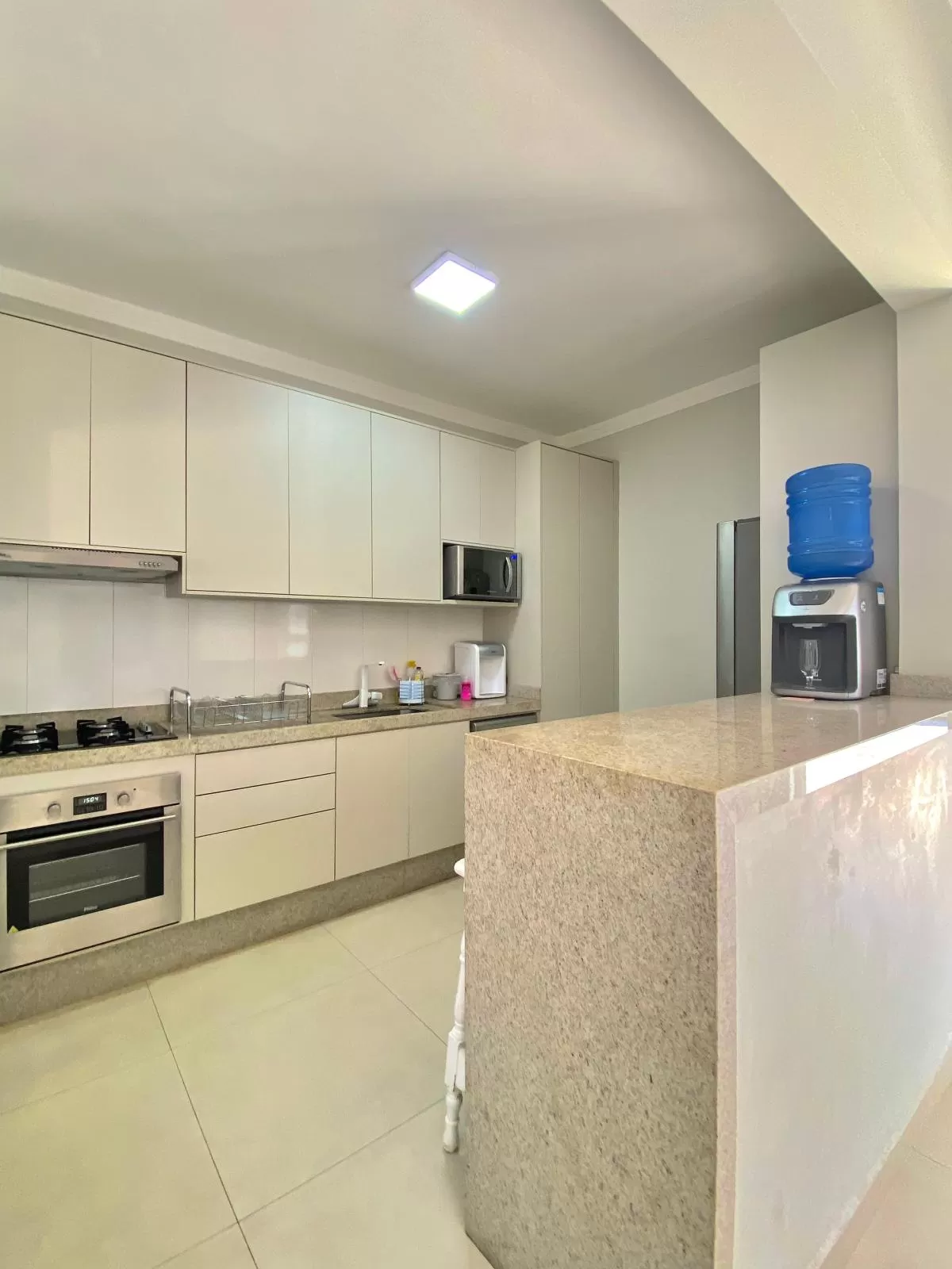 Casa à Venda com 2 dormitórios, móveis planejados e churrasqueira, 100m² no Condomínio Vale Azul em Votorantim/SP